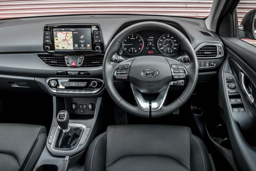 Панель приборов Hyundai i30 Go! SE 2018 года  (UK) (фото 27 из 34)